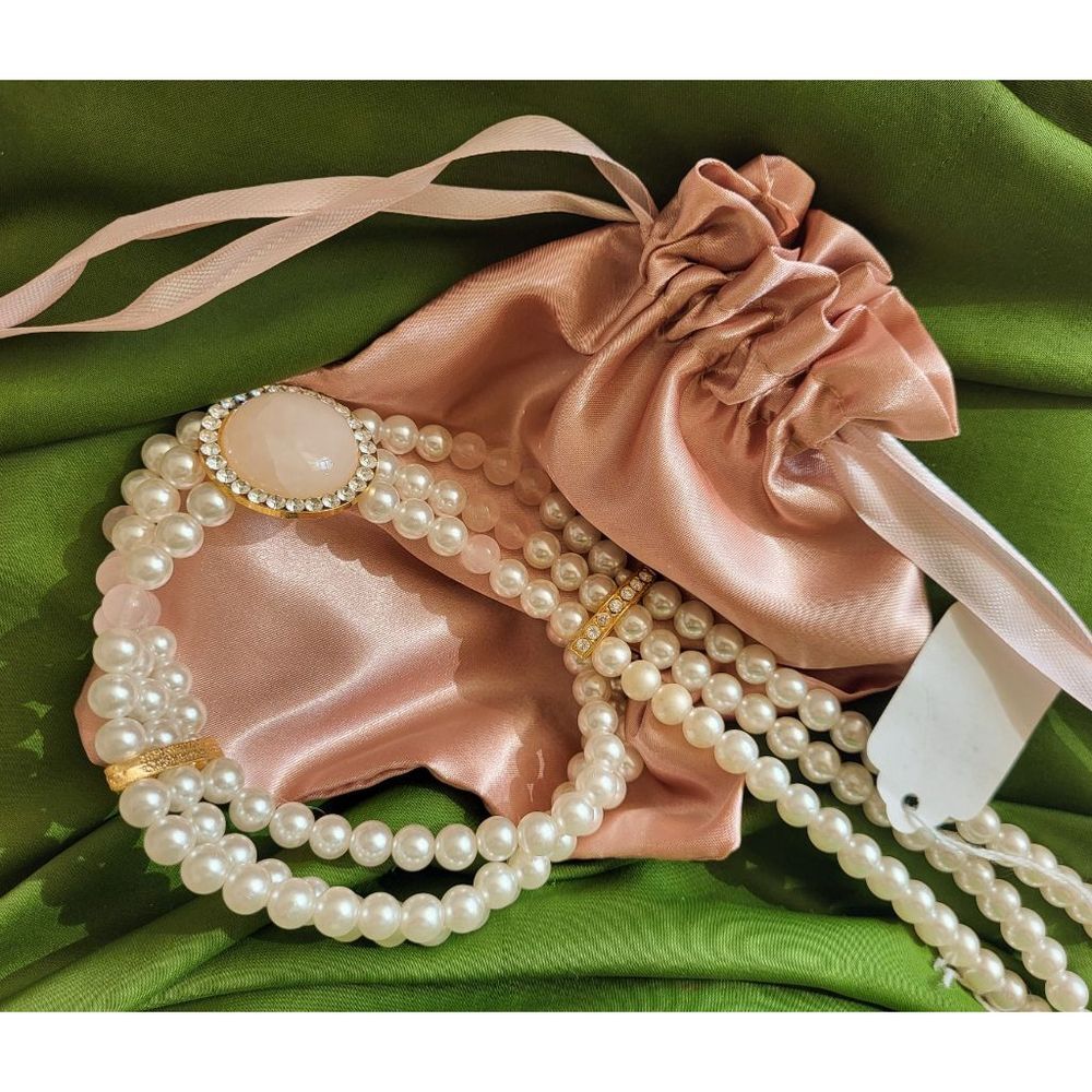 Vintage-Inspired Statement Pearl Choker